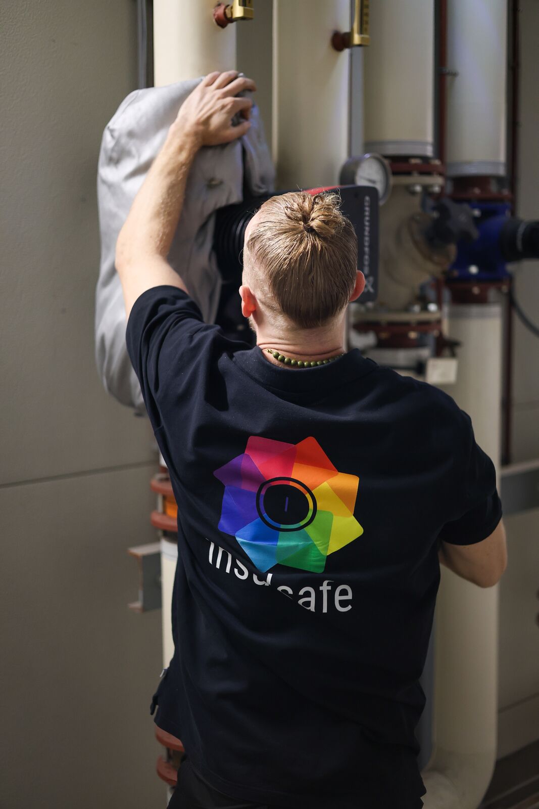 InsulSafe-monteur plaatst een isolatiematras rond appendages