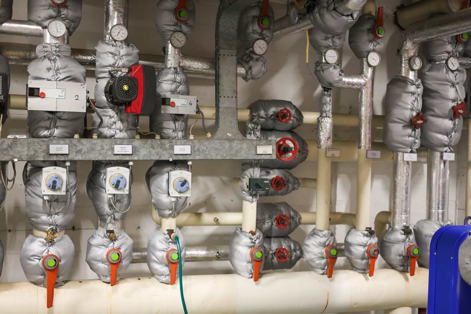 Rij appendages met technische isolatiematrassen in een ketelhuis